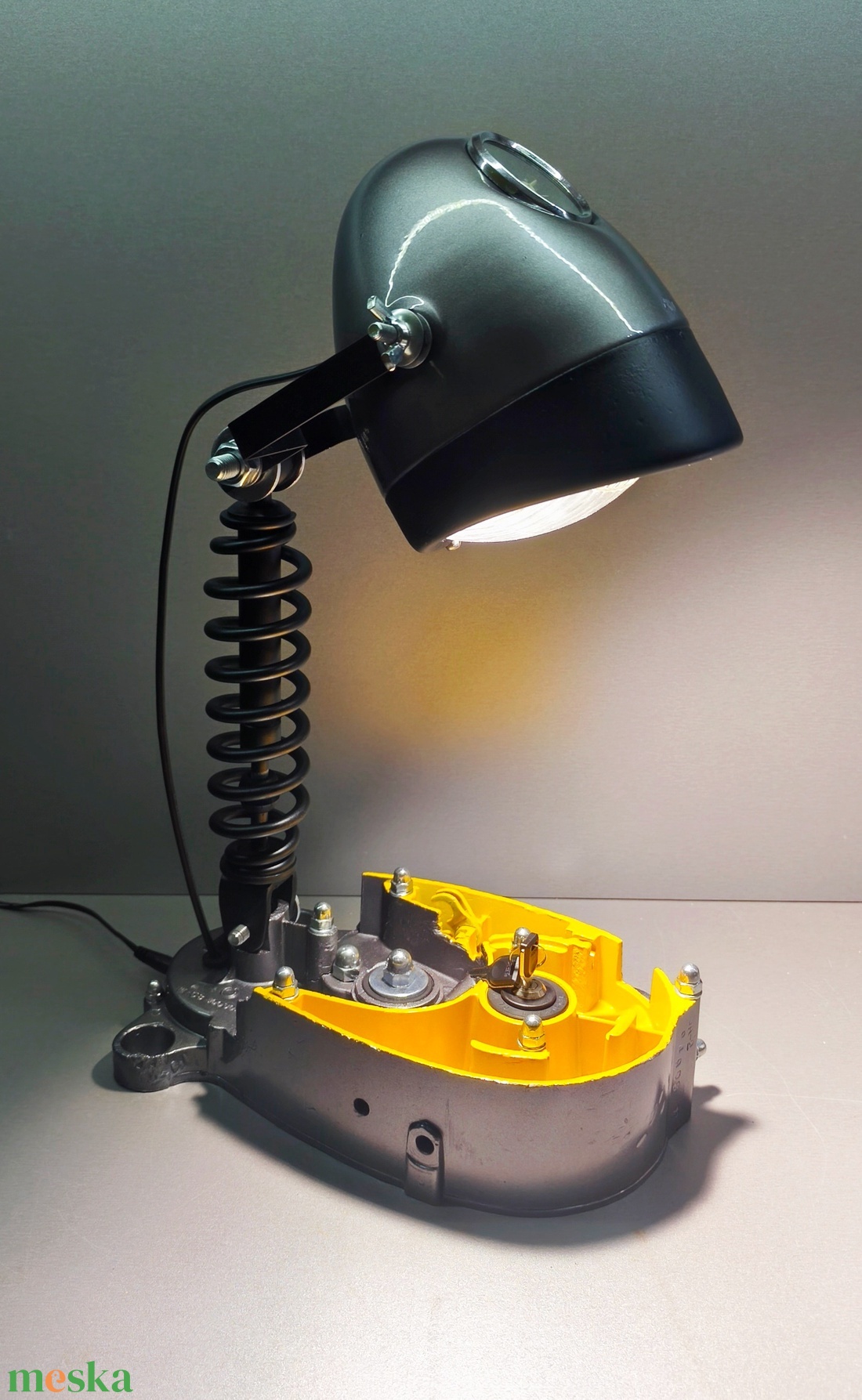 Motor alkatrészből  készült asztali lámpa - otthon & életmód - lámpa - asztali lámpa - Meska.hu