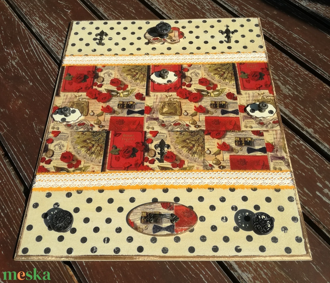 Nagyméretű ékszertartó az Igazi Hölgyeknek. :-) - ékszer - ékszertartó - fali ékszertartó - Meska.hu Nagyméretű ékszertartó az Igazi Hölgyeknek. :-) - ékszer - ékszertartó - fali ékszertartó - Meska.hu