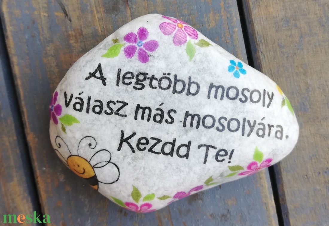 Mosolyogj! :-) Méhecskés motivációs kő. (10db=2300,-/db. 3 db=2500,-/db. 1 db=2700,-/db.) - otthon & életmód - dekoráció - asztal és polc dekoráció - kavics & kő - Meska.hu Mosolyogj! :-) Méhecskés motivációs kő. (10db=2300,-/db. 3 db=2500,-/db. 1 db=2700,-/db.) - otthon & életmód - dekoráció - asztal és polc dekoráció - kavics & kő - Meska.hu