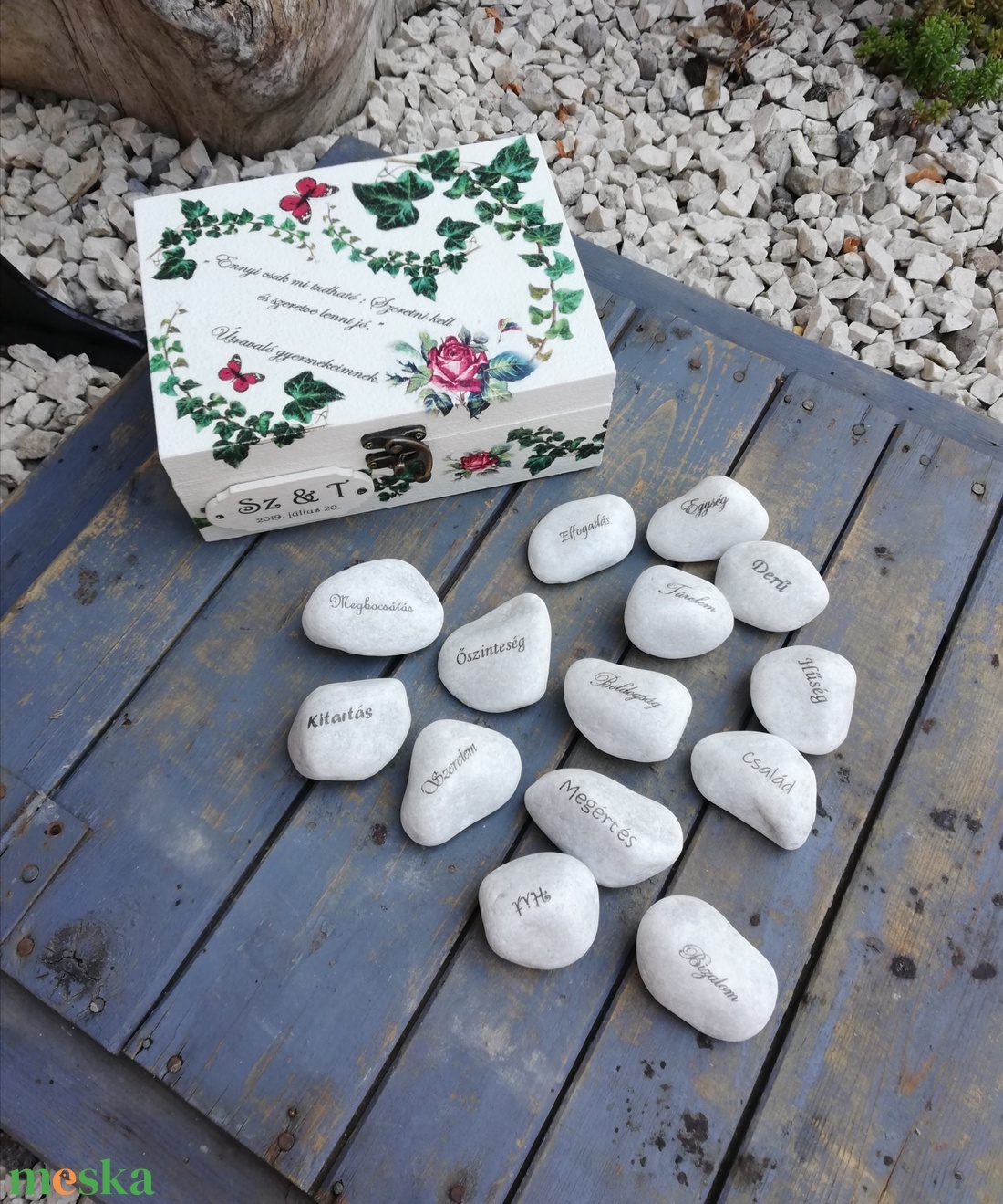 Esküvői ajándékdoboz, 14 db feliratos kővel. :-) - esküvő - emlék & ajándék - köszönőajándék - Meska.hu Esküvői ajándékdoboz, 14 db feliratos kővel. :-) - esküvő - emlék & ajándék - köszönőajándék - Meska.hu