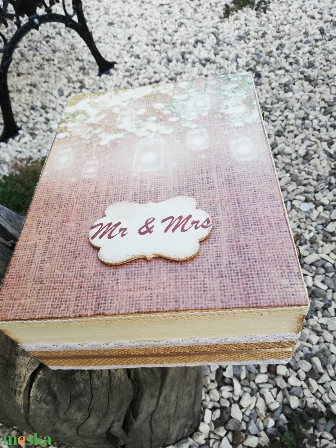 Mr és Mrs-ajándékátadó doboz esküvőre, egyedi mintával. :-) - esküvő - emlék & ajándék - doboz - Meska.hu Mr és Mrs-ajándékátadó doboz esküvőre, egyedi mintával. :-) - esküvő - emlék & ajándék - doboz - Meska.hu