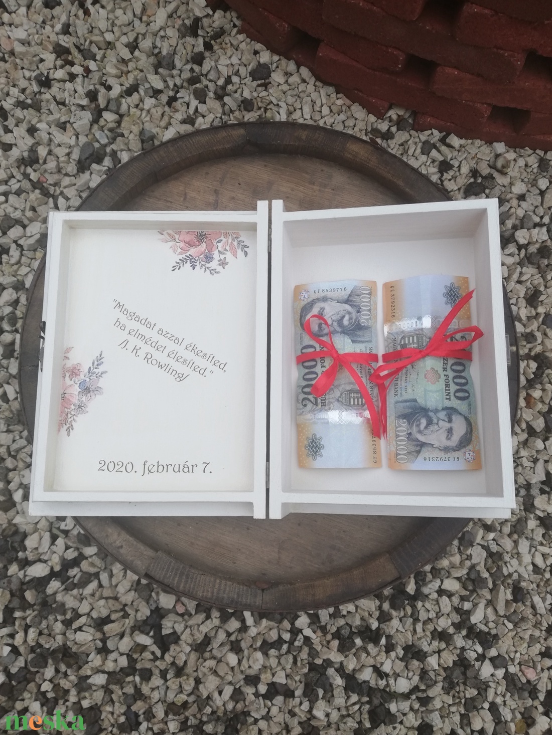 Egyedi pénzátadó díszdoboz ballagásra, feliratokkal. :-) - RENDELHETŐ - otthon & lakás - dekoráció - asztal és polc dekoráció - díszdoboz - Meska.hu Egyedi pénzátadó díszdoboz ballagásra, feliratokkal. :-) - RENDELHETŐ - otthon & lakás - dekoráció - asztal és polc dekoráció - díszdoboz - Meska.hu