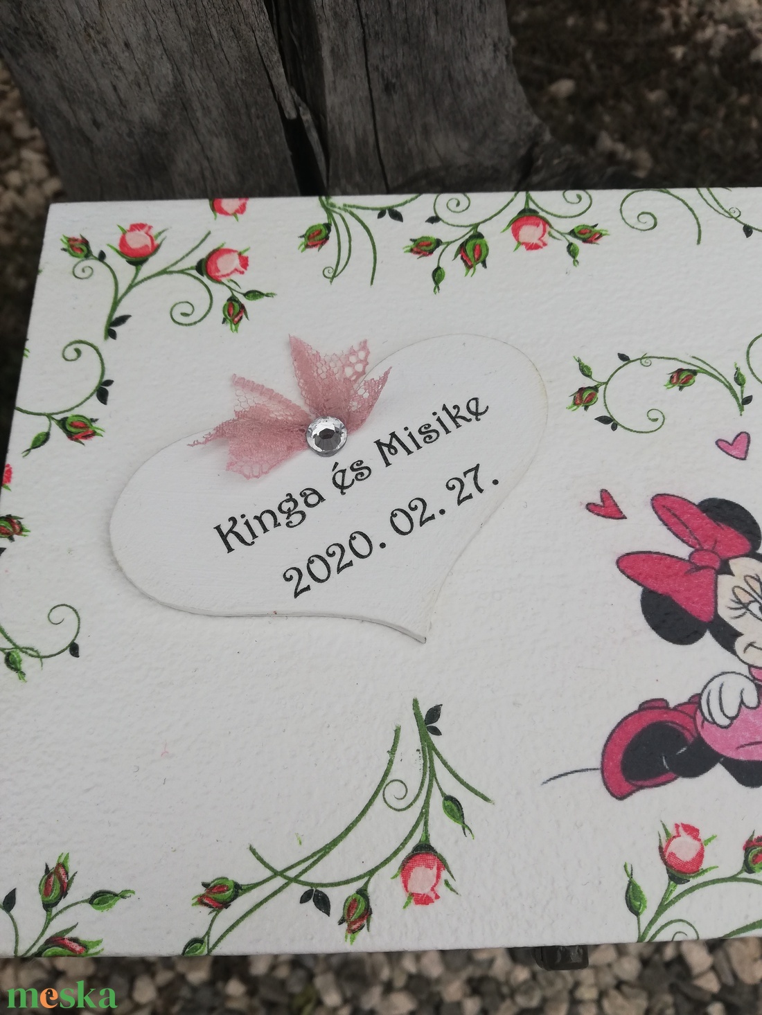 Mickey és Minnie, egyedi feliratos díszdoboz, esküvőre, vagy bármilyen más ünnepi alkalomra. - RENDELHETŐ - esküvő - emlék & ajándék - doboz - Meska.hu Mickey és Minnie, egyedi feliratos díszdoboz, esküvőre, vagy bármilyen más ünnepi alkalomra. - RENDELHETŐ - esküvő - emlék & ajándék - doboz - Meska.hu
