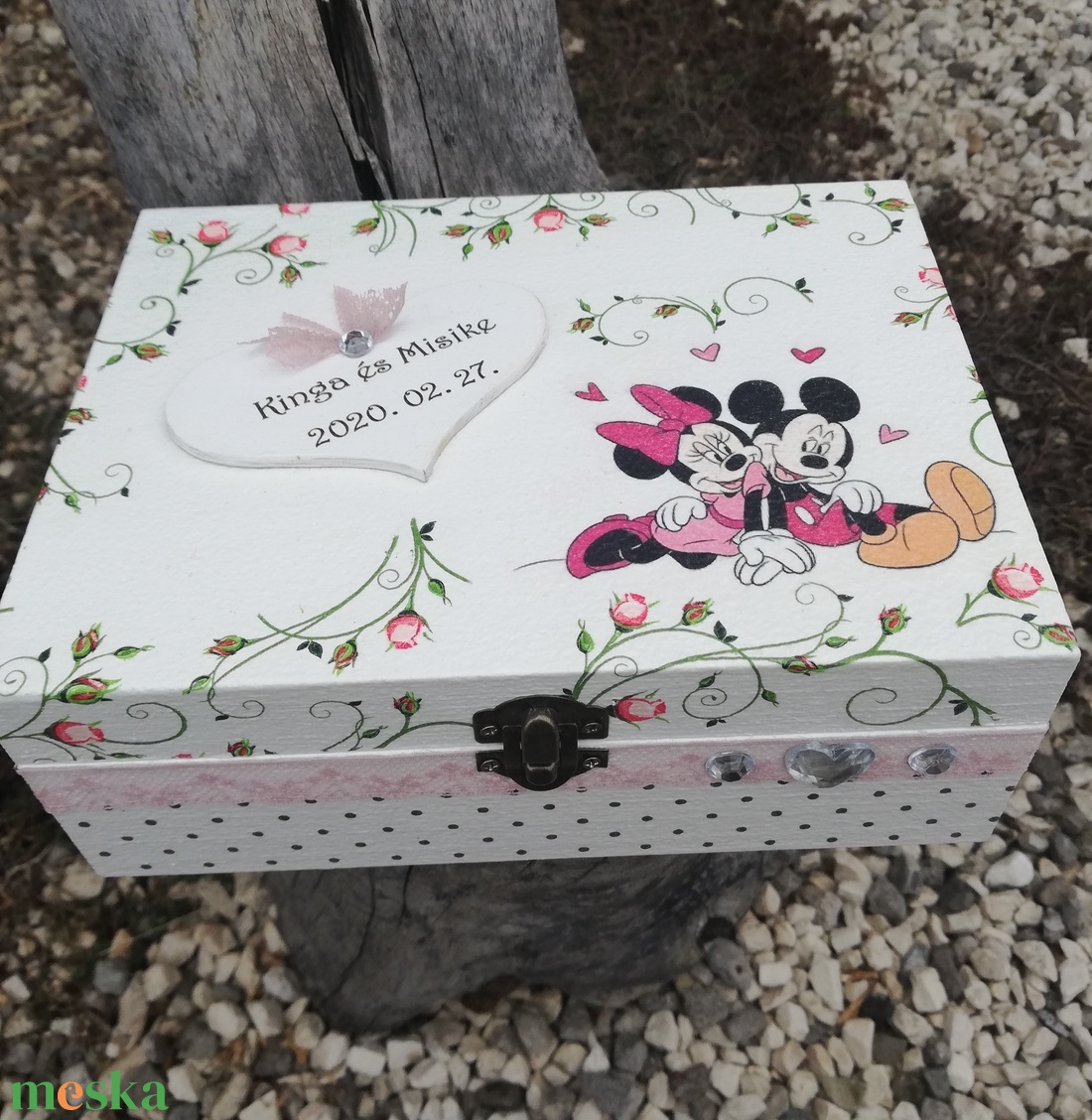 Mickey és Minnie, egyedi feliratos díszdoboz, esküvőre, vagy bármilyen más ünnepi alkalomra. - RENDELHETŐ - esküvő - emlék & ajándék - doboz - Meska.hu Mickey és Minnie, egyedi feliratos díszdoboz, esküvőre, vagy bármilyen más ünnepi alkalomra. - RENDELHETŐ - esküvő - emlék & ajándék - doboz - Meska.hu