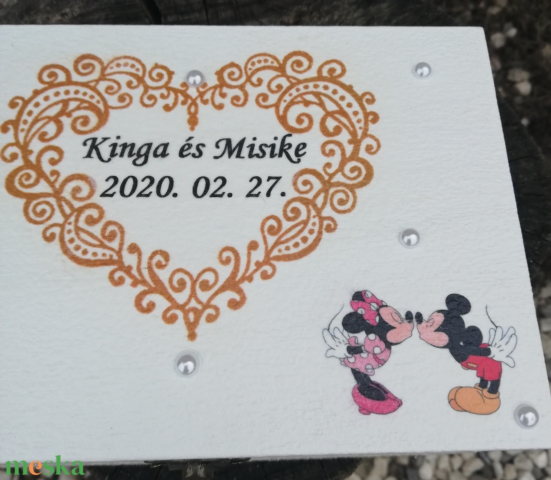 Mickey és Minnie/neves-dátumos, gyűrűtartó-gyűrűpárna fadobozban. :-) - esküvő - kiegészítők - gyűrűtartó & gyűrűpárna - Meska.hu Mickey és Minnie/neves-dátumos, gyűrűtartó-gyűrűpárna fadobozban. :-) - esküvő - kiegészítők - gyűrűtartó & gyűrűpárna - Meska.hu