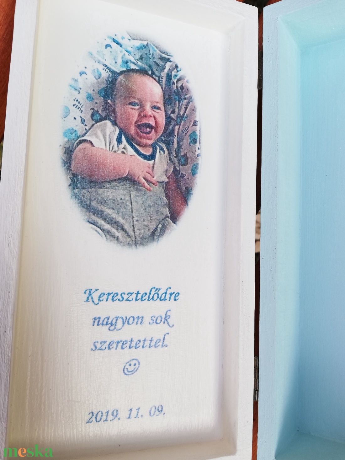 Egyedi fotós és feliratos díszdoboz, keresztelőre vagy bármilyen ünnepi alkalomra. - RENDELHETŐ - otthon & életmód - dekoráció - asztal és polc dekoráció - díszdoboz - Meska.hu Egyedi fotós és feliratos díszdoboz, keresztelőre vagy bármilyen ünnepi alkalomra. - RENDELHETŐ - otthon & életmód - dekoráció - asztal és polc dekoráció - díszdoboz - Meska.hu