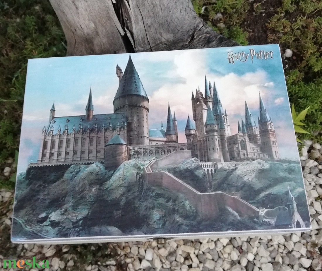Harry Potter, 6 rekeszes ajándékátadó doboz, feliratos kártyákkal útravalónak. :-) - otthon & életmód - dekoráció - asztal és polc dekoráció - díszdoboz - Meska.hu Harry Potter, 6 rekeszes ajándékátadó doboz, feliratos kártyákkal útravalónak. :-) - otthon & életmód - dekoráció - asztal és polc dekoráció - díszdoboz - Meska.hu