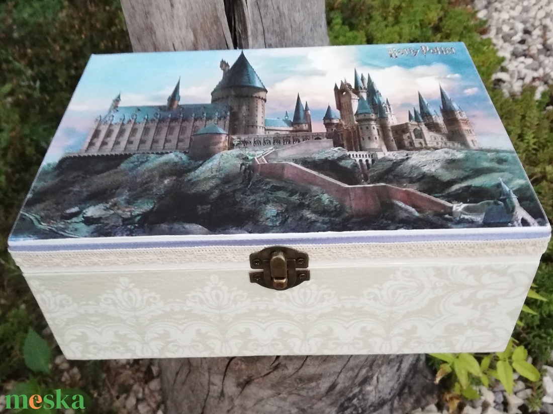 Harry Potter, 6 rekeszes ajándékátadó doboz, feliratos kártyákkal útravalónak. :-) - otthon & életmód - dekoráció - asztal és polc dekoráció - díszdoboz - Meska.hu Harry Potter, 6 rekeszes ajándékátadó doboz, feliratos kártyákkal útravalónak. :-) - otthon & életmód - dekoráció - asztal és polc dekoráció - díszdoboz - Meska.hu