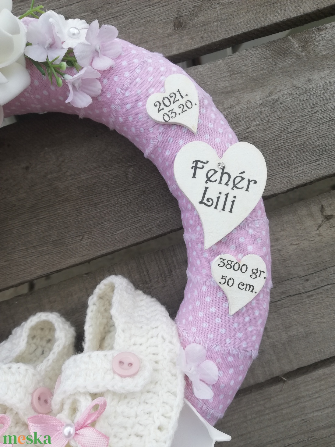 Névreszóló ajtódísz, horgolt babacipővel, születési adatokkal, újszülött kislánynak. :-) - otthon & életmód - dekoráció - ajtó- és ablak dekoráció - ajtódísz & kopogtató - Meska.hu