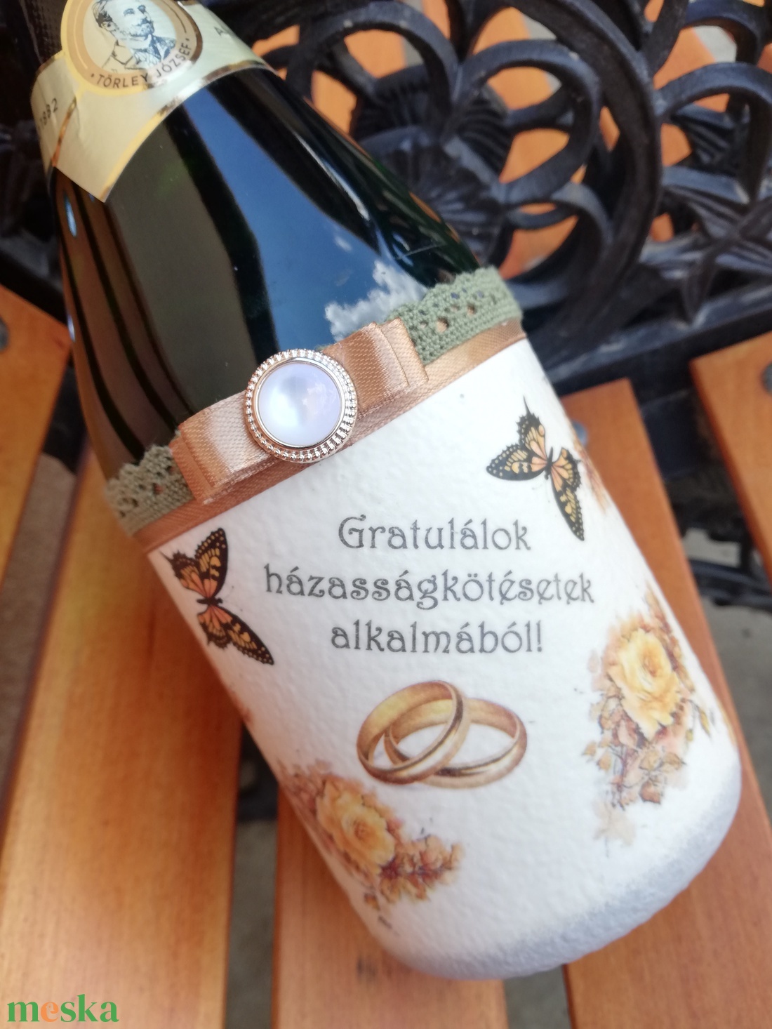 Pezsgő, elegáns stílusban újragondolva. Esküvőre, házassági évfordulóra, egyedi mintával, felirattal, fotóval. :-) - esküvő - emlék & ajándék - szülőköszöntő ajándék - Meska.hu Pezsgő, elegáns stílusban újragondolva. Esküvőre, házassági évfordulóra, egyedi mintával, felirattal, fotóval. :-) - esküvő - emlék & ajándék - szülőköszöntő ajándék - Meska.hu
