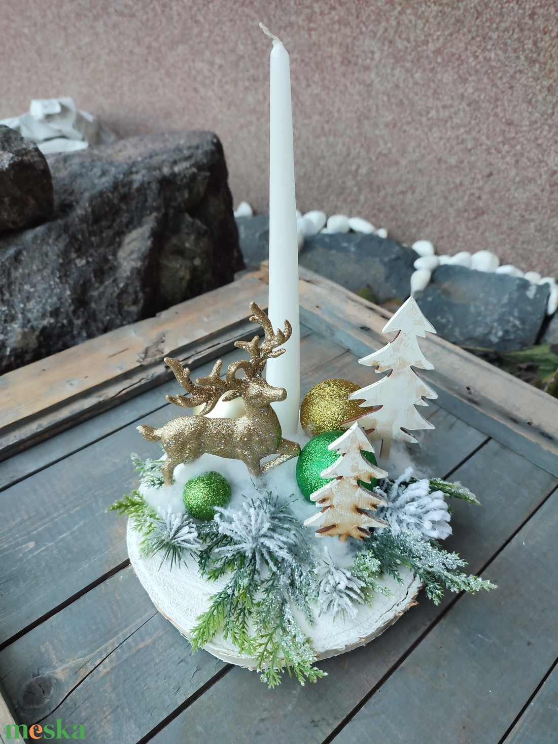 Téli asztaldísz, arany szarvassal, fenyővel és gyertyával. :-) - karácsony - karácsonyi lakásdekoráció - karácsonyi lakásdíszek - Meska.hu