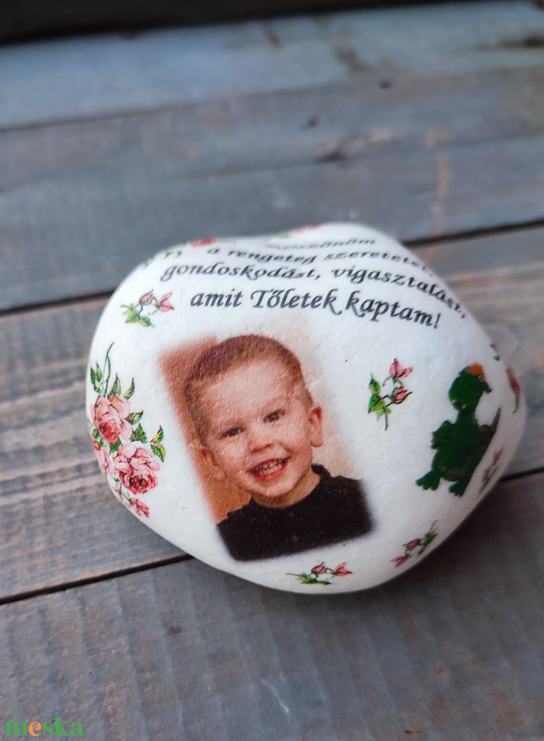Fényképes és feliratos kő, személyre szabottan, óvodai jellel. :-) - otthon & életmód - dekoráció - asztal és polc dekoráció - kavics & kő - Meska.hu Fényképes és feliratos kő, személyre szabottan, óvodai jellel. :-) - otthon & életmód - dekoráció - asztal és polc dekoráció - kavics & kő - Meska.hu