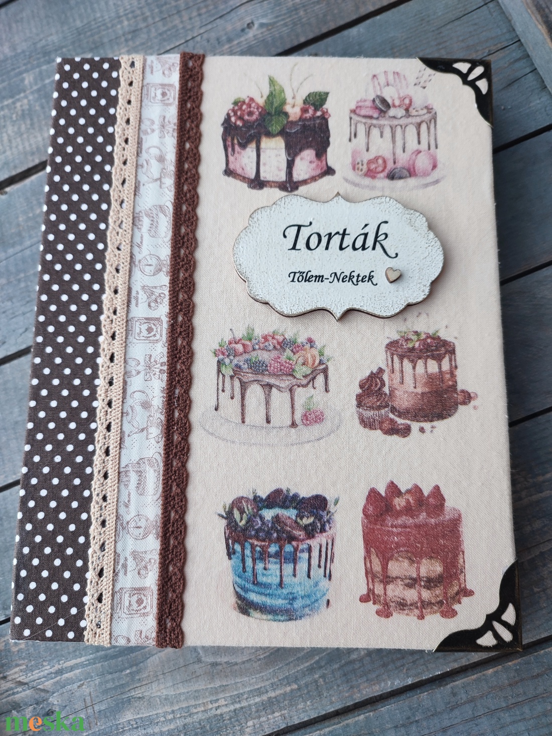 A tortakészítő fotóalbuma, egyedi mintákkal és feliratos táblácskával. :-) - otthon & életmód - papír, írószer - album & fotóalbum - Meska.hu A tortakészítő fotóalbuma, egyedi mintákkal és feliratos táblácskával. :-) - otthon & életmód - papír, írószer - album & fotóalbum - Meska.hu