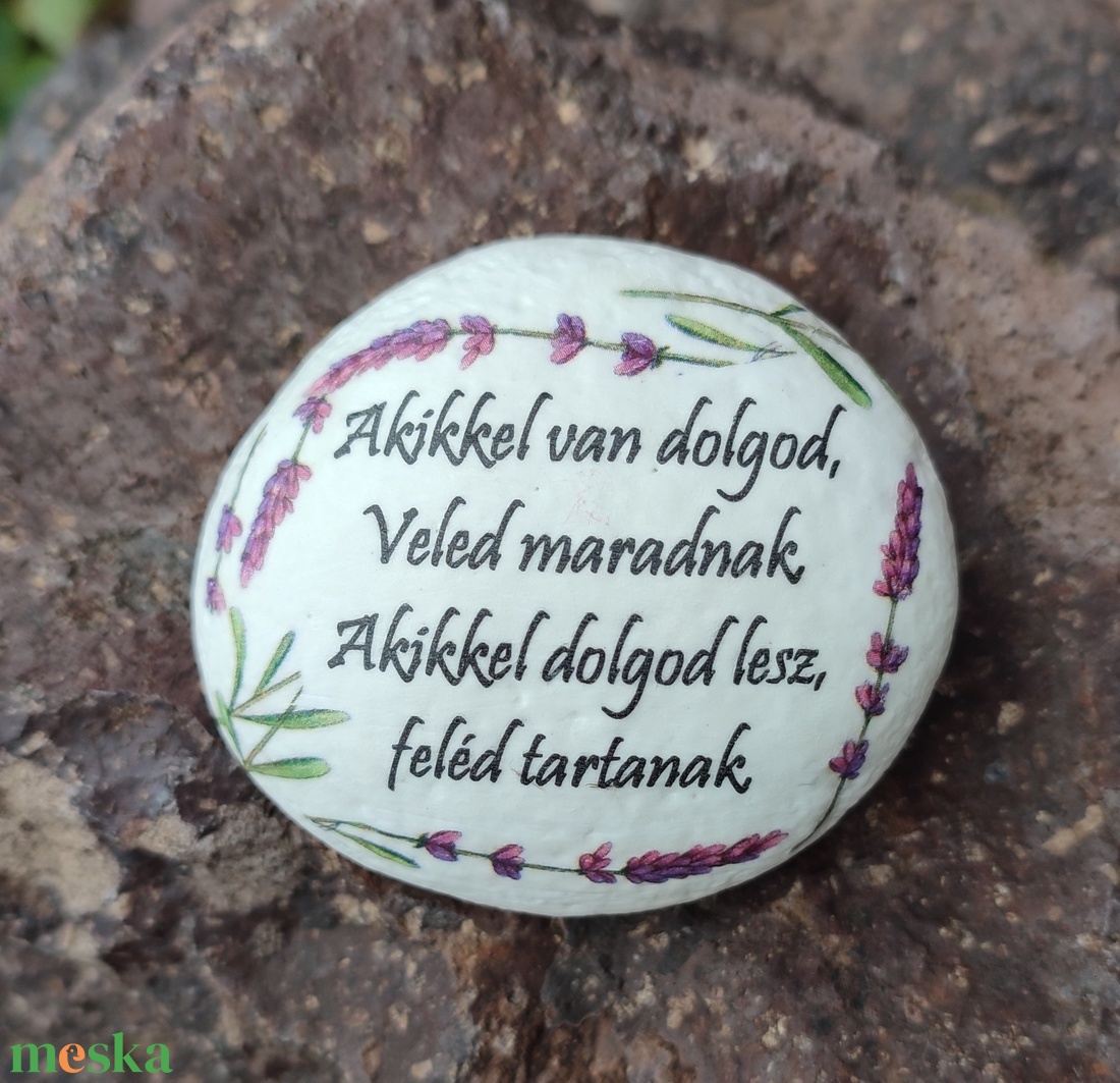 Akikkel van dolgod - motivációs kő levendulával. :-) - otthon & életmód - dekoráció - asztal és polc dekoráció - kavics & kő - Meska.hu Akikkel van dolgod - motivációs kő levendulával. :-) - otthon & életmód - dekoráció - asztal és polc dekoráció - kavics & kő - Meska.hu