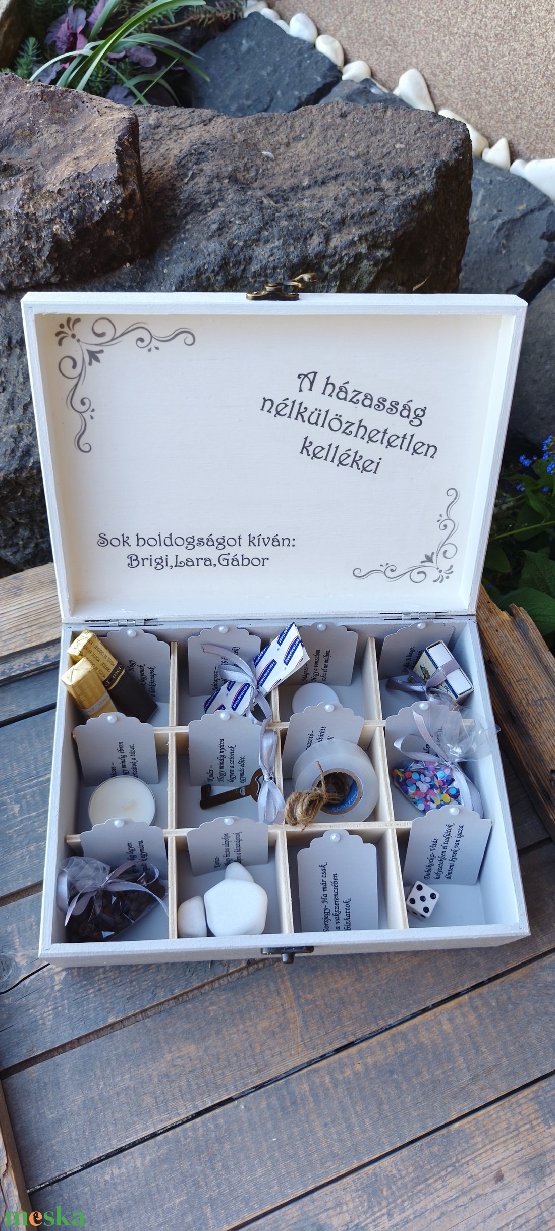 Pasztell színű, 12 rekeszes ajándékátadó doboz esküvőre, a belevalókkal. :-) - esküvő - emlék & ajándék - doboz - Meska.hu