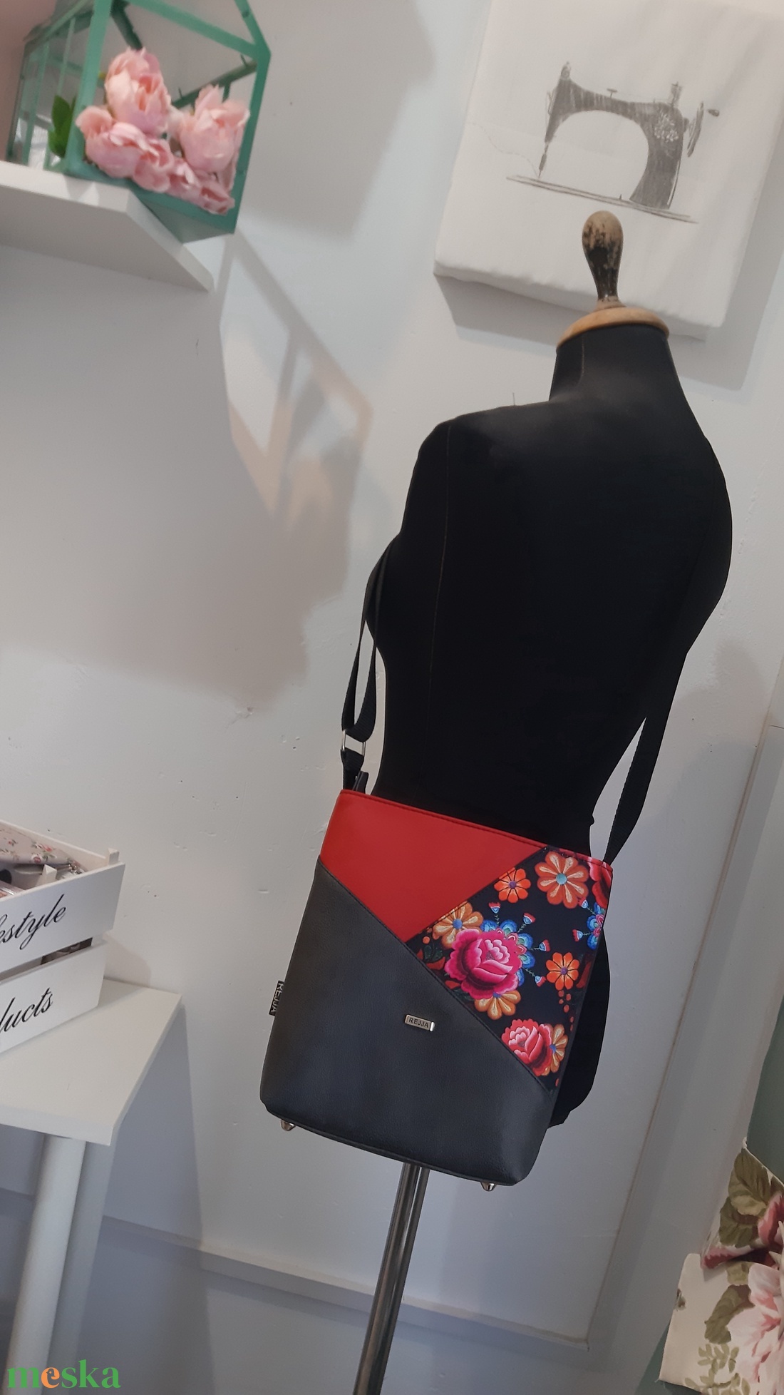 Kicsi Oldaltáska ,válltáska - táska & tok - kézitáska & válltáska - vállon átvethető táska - Meska.hu