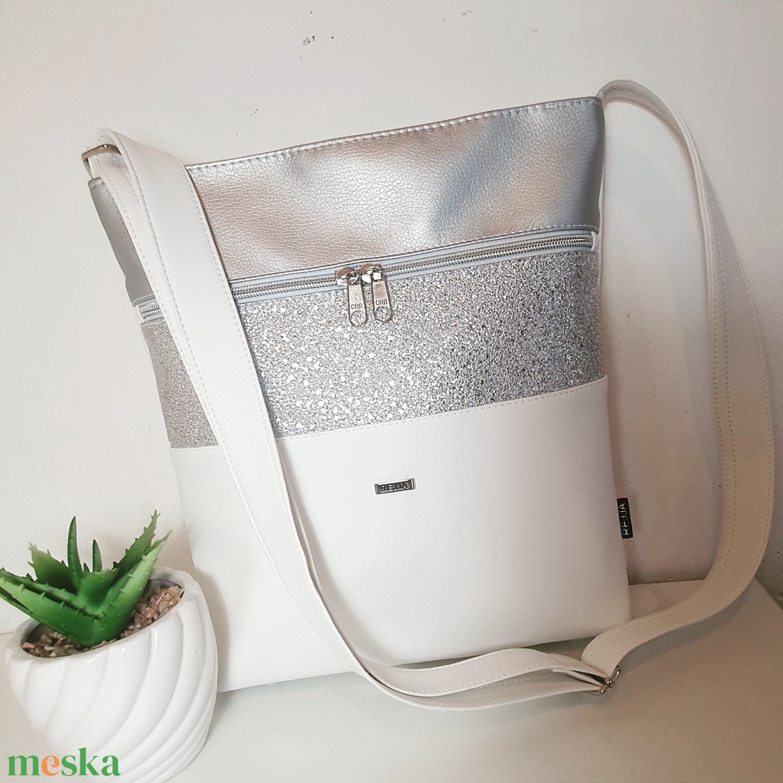 Oldaltáska nagy ,válltáska fehér/ezüst - táska & tok - kézitáska & válltáska - vállon átvethető táska - Meska.hu