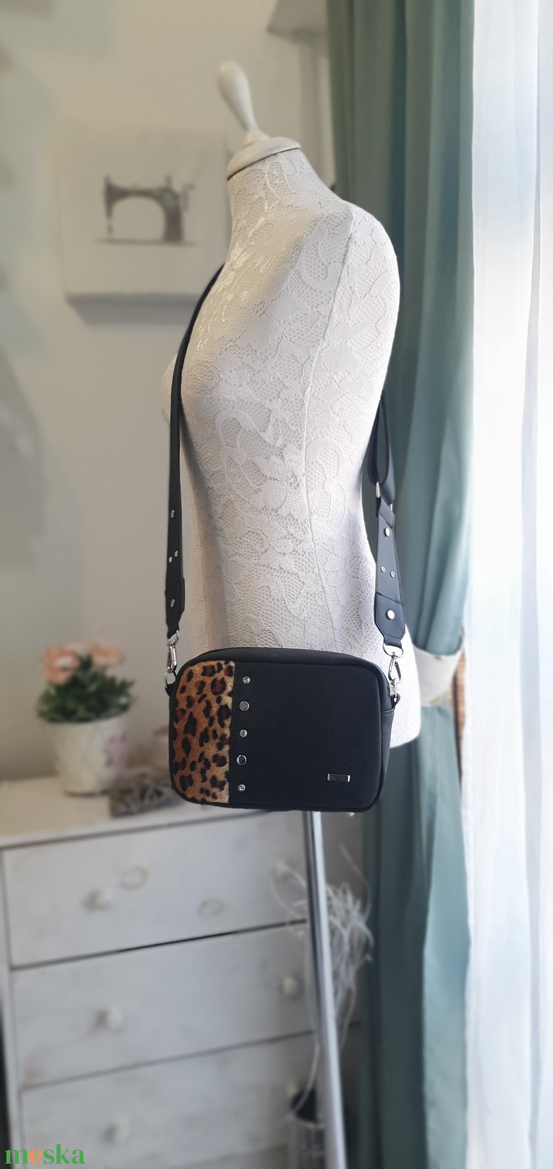 Kis táska ,válltáska,crossbody,szegecses, állatmintás  - táska & tok - kézitáska & válltáska - válltáska - Meska.hu