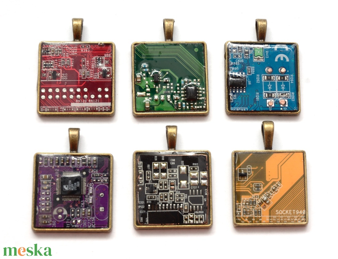 Medál -négyzet kulcstartó, számítógép alaplapból újrahasznosítva - ékszer - nyaklánc - medál - Meska.hu