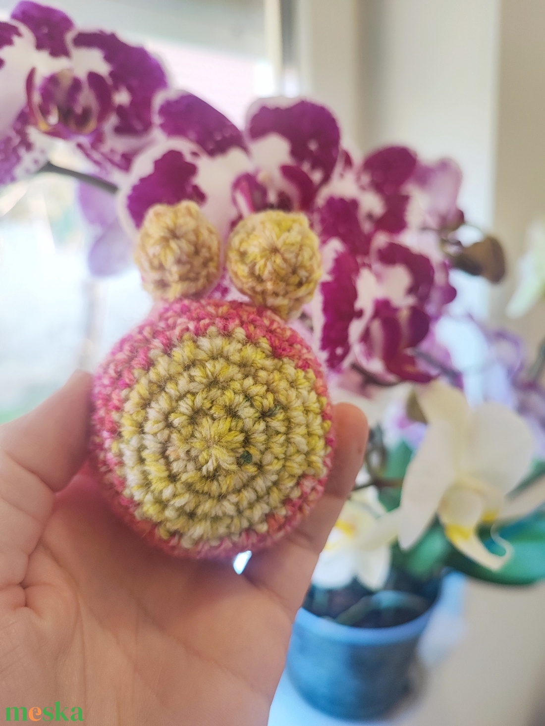 Horgolt vidám nyílméregbéka, színes béka - játék & sport - plüssállat & játékfigura - béka - Meska.hu