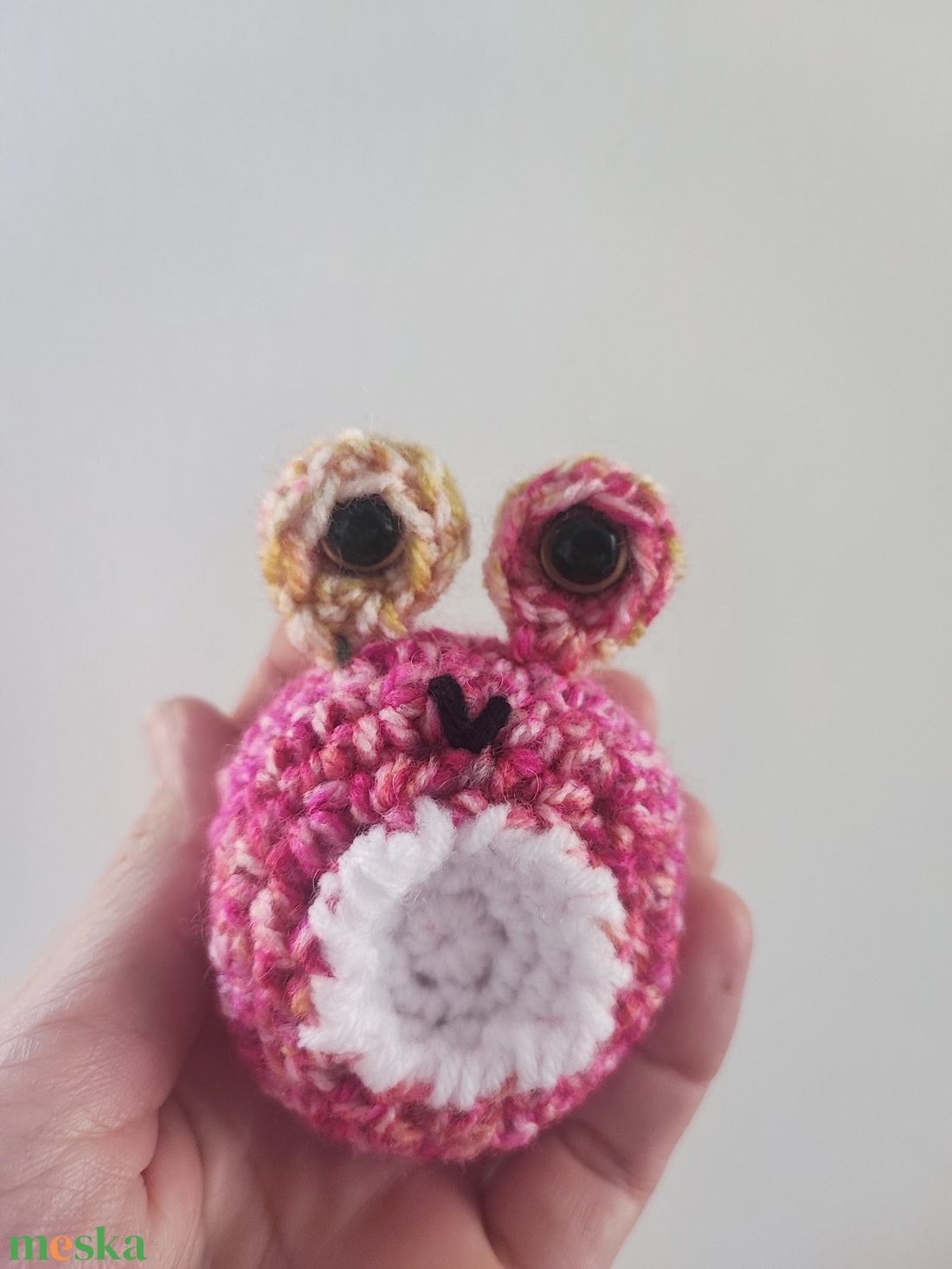 Horgolt vidám nyílméregbéka, színes béka - játék & sport - plüssállat & játékfigura - béka - Meska.hu