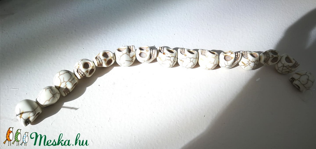 Howlit koponya gyöngy 16x11mm 15 darab törtfehér - kellékek & szerszámok - gyöngyfűzés kellékek - féldrágakő - Meska.hu