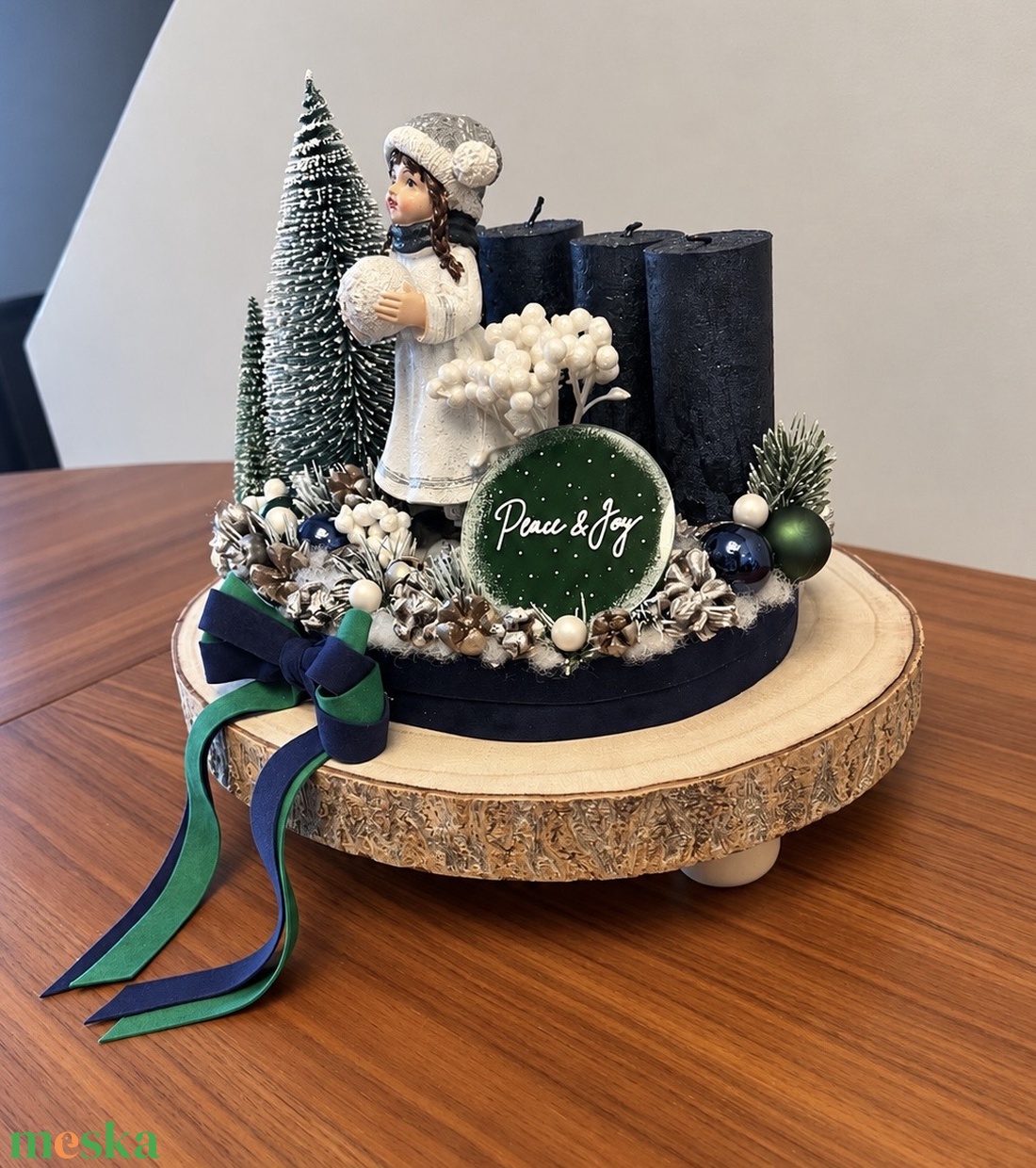 Kék-zöld adventi tál kék rusztikus gyertyákkal és egy kislány szobrocskával - karácsony - adventi díszek - adventi asztaldísz - Meska.hu