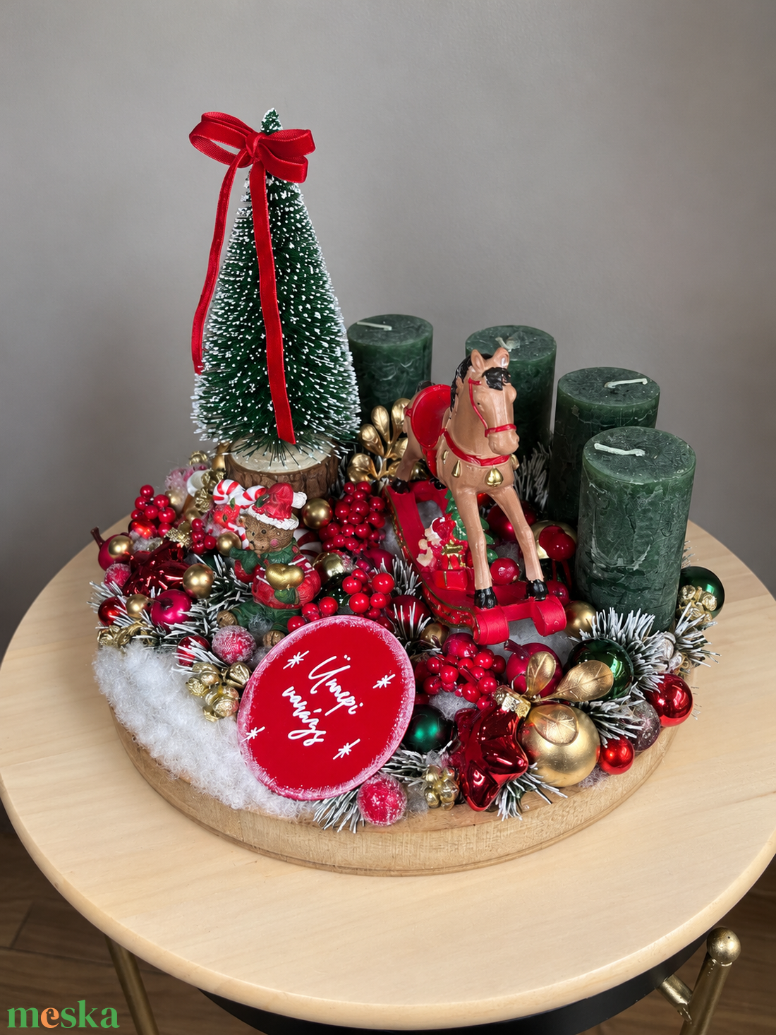 Adventi asztali dísz hintalóval, macival, gazdagon díszítve, fatálcára építve - karácsony - adventi díszek - adventi asztaldísz - Meska.hu