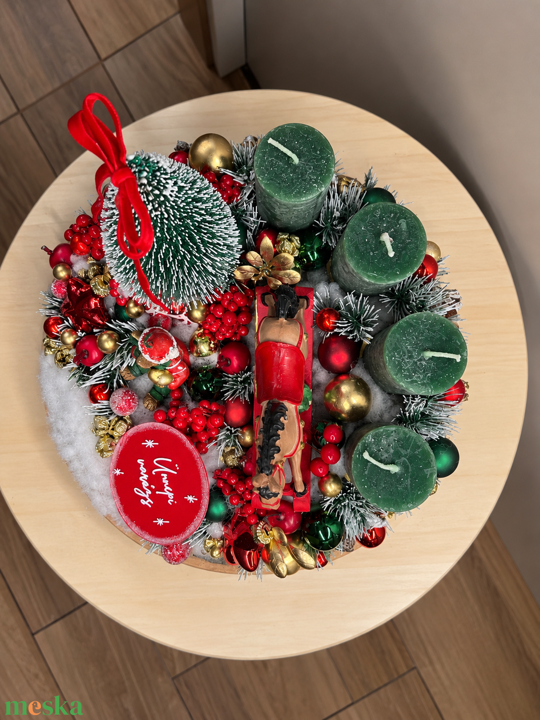 Adventi asztali dísz hintalóval, macival, gazdagon díszítve, fatálcára építve - karácsony - adventi díszek - adventi asztaldísz - Meska.hu