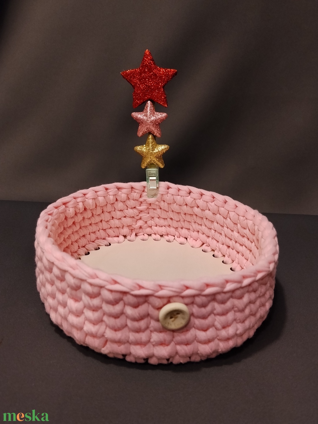 Rózsaszín horgolt kosár karácsonyi díszítéssel  - táska & tok - kosár - Meska.hu
