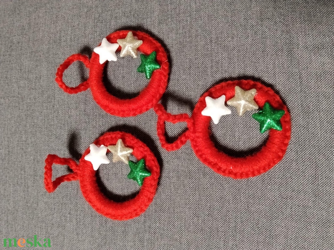 Karácsonyfa díszek (piros, csillag díszekkel) - karácsony - karácsonyi lakásdekoráció - karácsonyfadíszek - Meska.hu