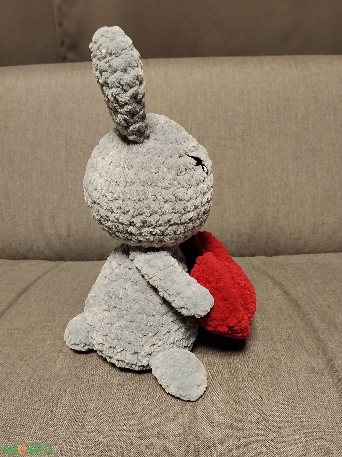 Horgolt szürke nyuszi szívvel  - játék & sport - plüssállat & játékfigura - nyuszi - Meska.hu