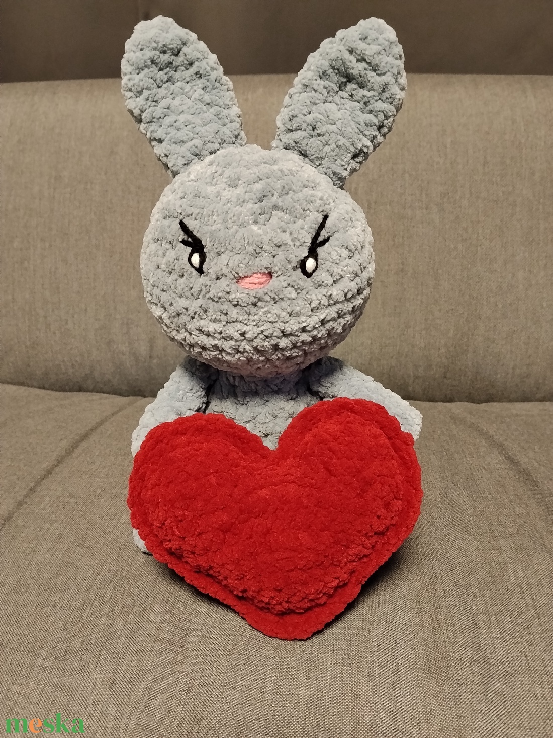 Horgolt szürke nyuszi szívvel  - játék & sport - plüssállat & játékfigura - nyuszi - Meska.hu