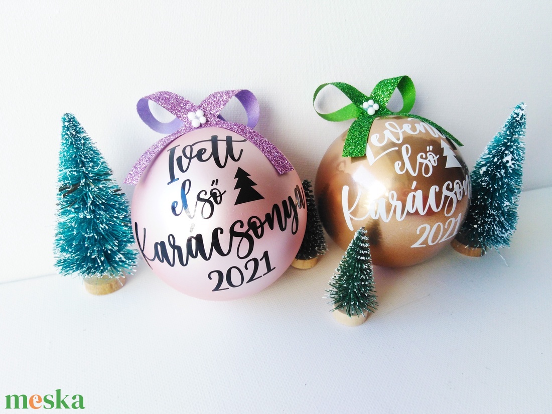 karácsonyi gömb dísz névvel feliratozva, 8cm, babád első karácsonya, választható gömb, felirat, szín - karácsony - karácsonyi lakásdekoráció - karácsonyfadíszek - Meska.hu