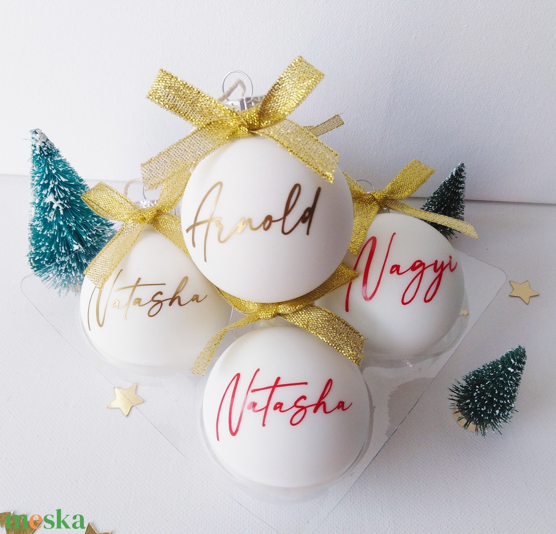 karácsonyi gömb dísz névvel feliratozva, fehér üveg, 6cm, választható név és masni szín - karácsony - karácsonyi lakásdekoráció - karácsonyfadíszek - Meska.hu