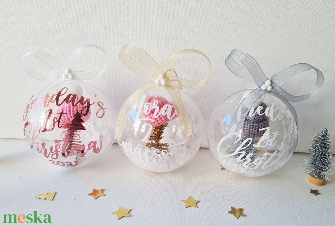 karácsonyi gömb dísz névvel feliratozva, gyerek karácsonya mini fenyővel és műhóval, választható felirat és masni szín - karácsony - karácsonyi lakásdekoráció - karácsonyfadíszek - Meska.hu