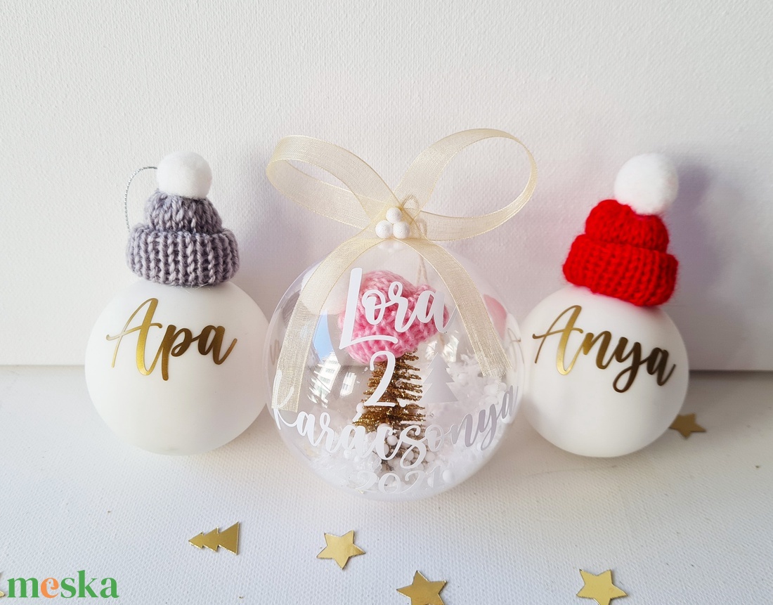 családi karácsonyi gömb dísz szett, anya, apa, gyerek mini fenyővel és műhóval, választható felirat és masni szín - karácsony - karácsonyi lakásdekoráció - karácsonyfadíszek - Meska.hu családi karácsonyi gömb dísz szett, anya, apa, gyerek mini fenyővel és műhóval, választható felirat és masni szín - karácsony - karácsonyi lakásdekoráció - karácsonyfadíszek - Meska.hu