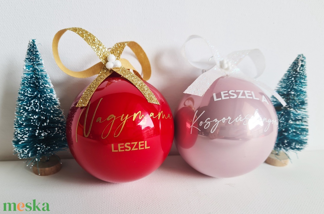 karácsonyi üveg gömb feliratozva, 7cm, választható gömb, név és masni szín, névvel vagy szöveggel - karácsony - karácsonyi lakásdekoráció - karácsonyfadíszek - Meska.hu