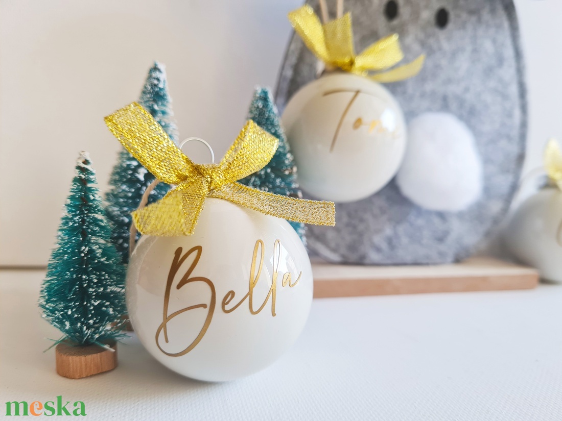 karácsonyi üveg gömb névvel feliratozva, fehér üveg, 5cm, választható gömb, név és masni szín - karácsony - karácsonyi lakásdekoráció - karácsonyfadíszek - Meska.hu