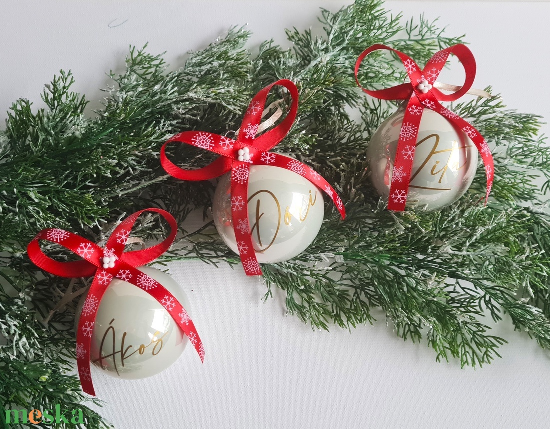 karácsonyi üveg gömb névvel feliratozva, 7cm, választható gömb, név és masni szín - karácsony - karácsonyi lakásdekoráció - karácsonyfadíszek - Meska.hu