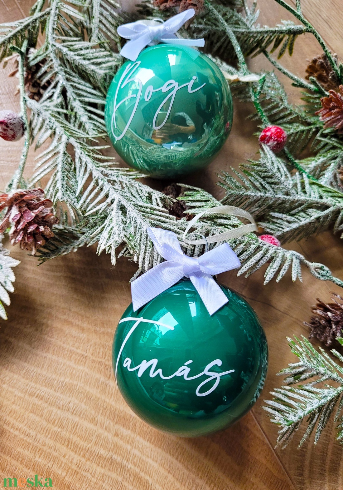 karácsonyi üveg gömb névvel feliratozva, 6cm, választható név és masni szín, zöld, menta - karácsony - karácsonyi lakásdekoráció - karácsonyfadíszek - Meska.hu