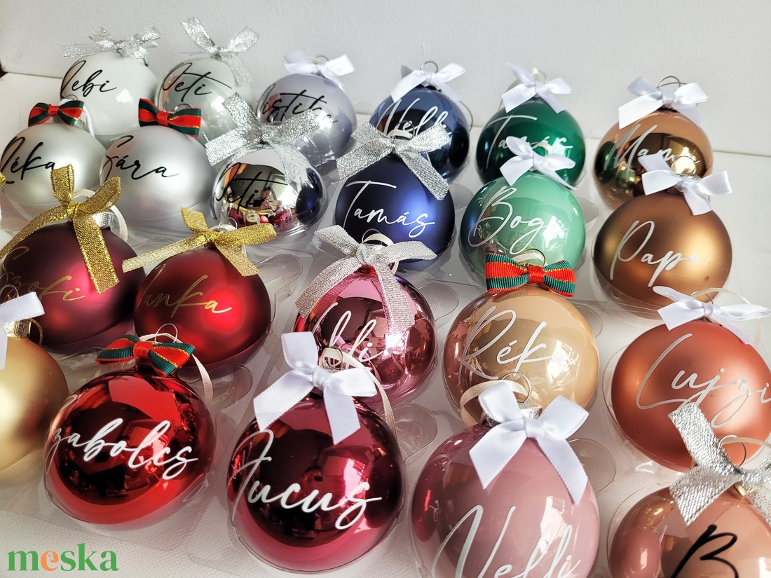 karácsonyi gömb névvel feliratozva, 6cm, választható gömb, név és masni szín, arany, pezsgő - karácsony - karácsonyi lakásdekoráció - karácsonyfadíszek - Meska.hu