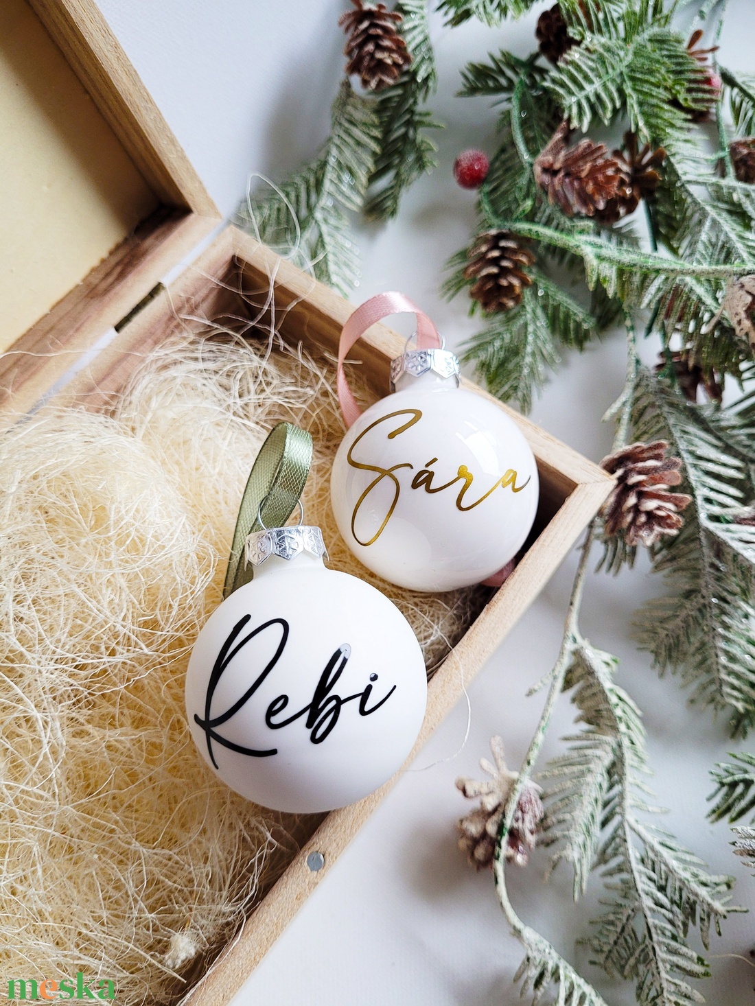 karácsonyi üveg gömb névvel feliratozva, fehér üveg, 5cm, választható név és szalag szín - karácsony - karácsonyi lakásdekoráció - karácsonyfadíszek - Meska.hu