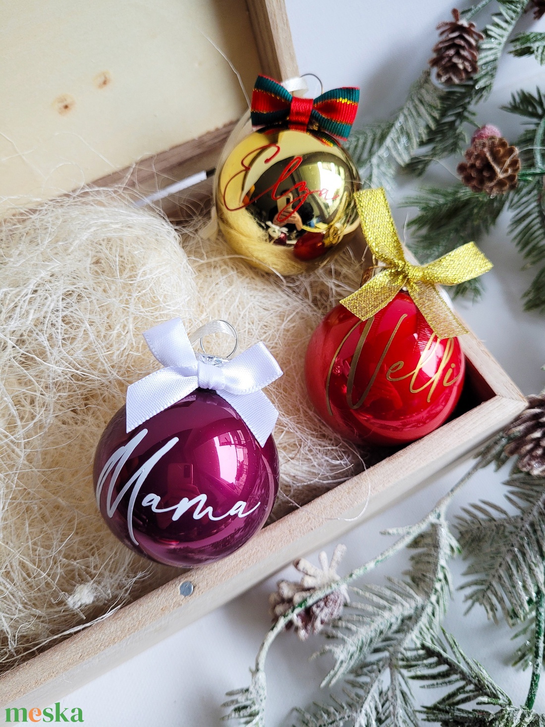 karácsonyi neves üveg gömb névvel feliratozva, 5cm, választható gömb, név és masni szín, piros, arany, burgundy - karácsony - karácsonyi lakásdekoráció - karácsonyfadíszek - Meska.hu