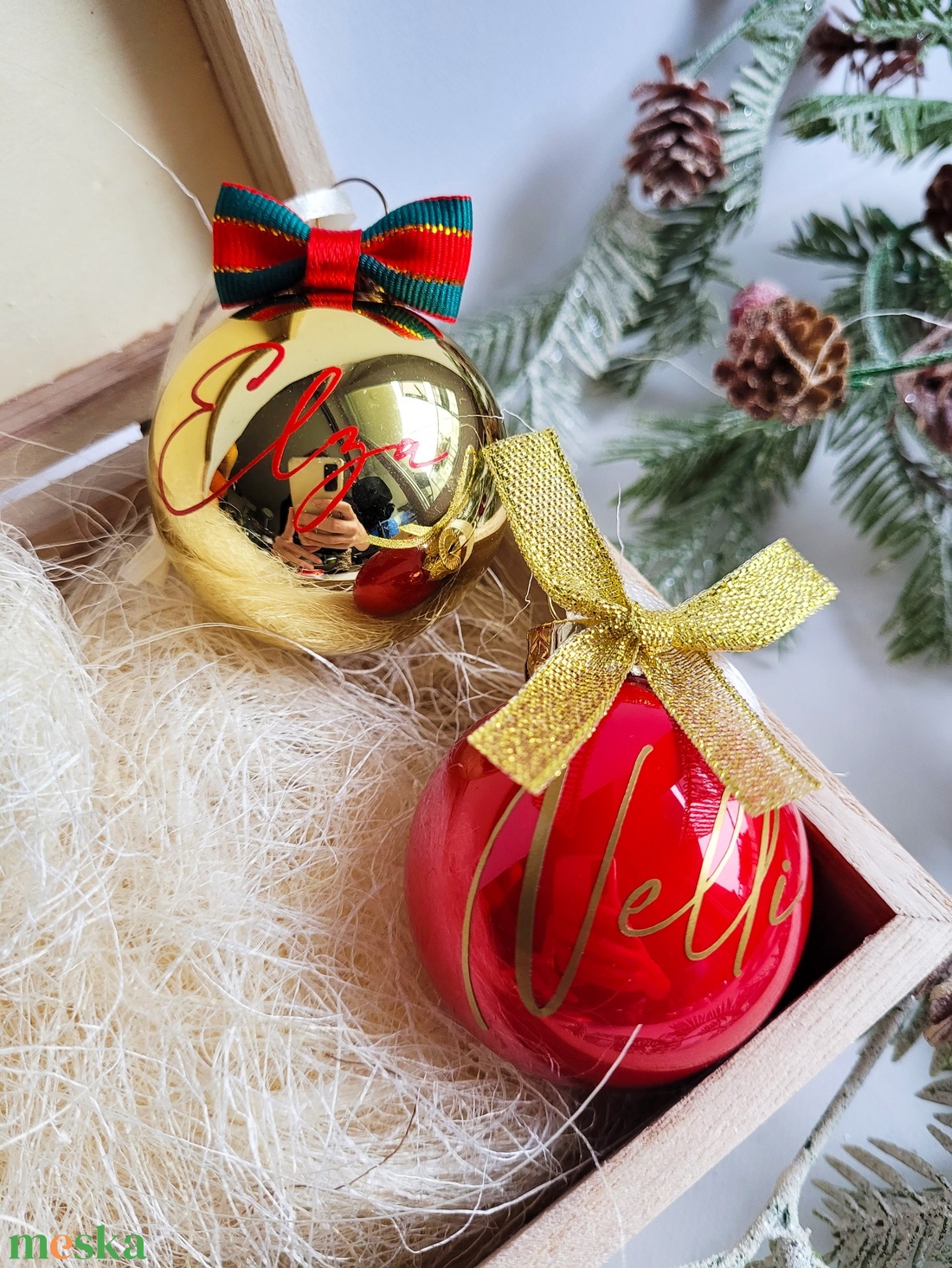 karácsonyi neves üveg gömb névvel feliratozva, 5cm, választható gömb, név és masni szín, piros, arany, burgundy - karácsony - karácsonyi lakásdekoráció - karácsonyfadíszek - Meska.hu
