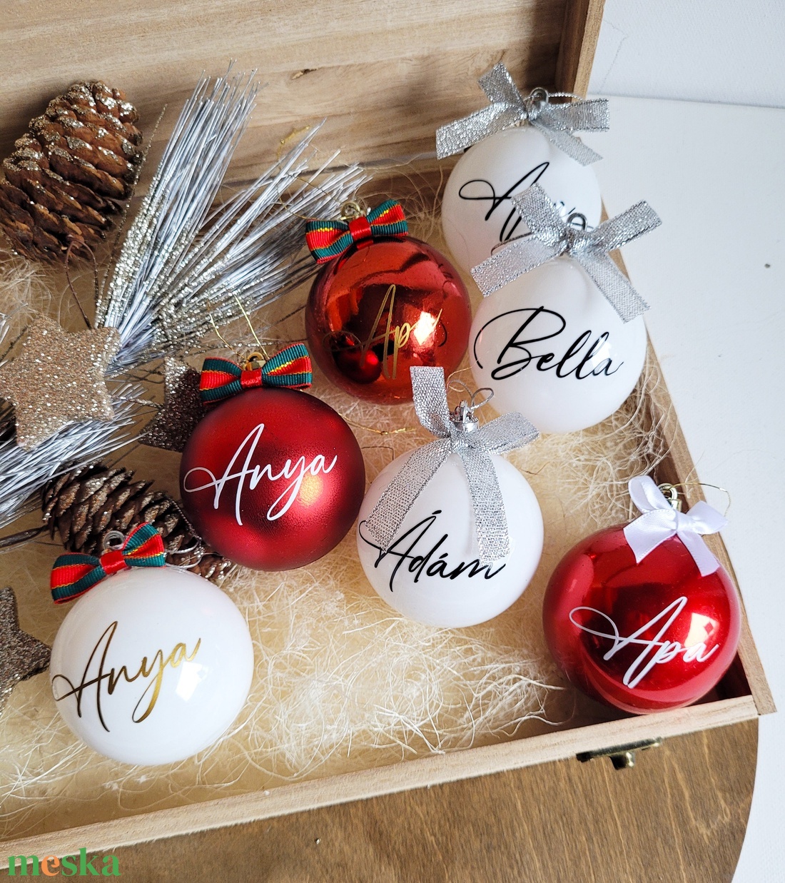 karácsonyi gömb névvel feliratozva, 6cm, választható név és masni szín, fehér, piros - karácsony - karácsonyi lakásdekoráció - karácsonyfadíszek - Meska.hu