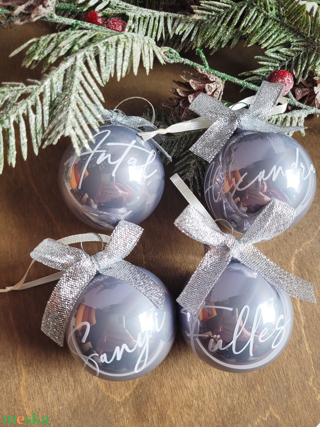 karácsonyi üveg gömb névvel feliratozva, 6cm, választható gömb, név és masni színnel - karácsony - karácsonyi lakásdekoráció - karácsonyfadíszek - Meska.hu