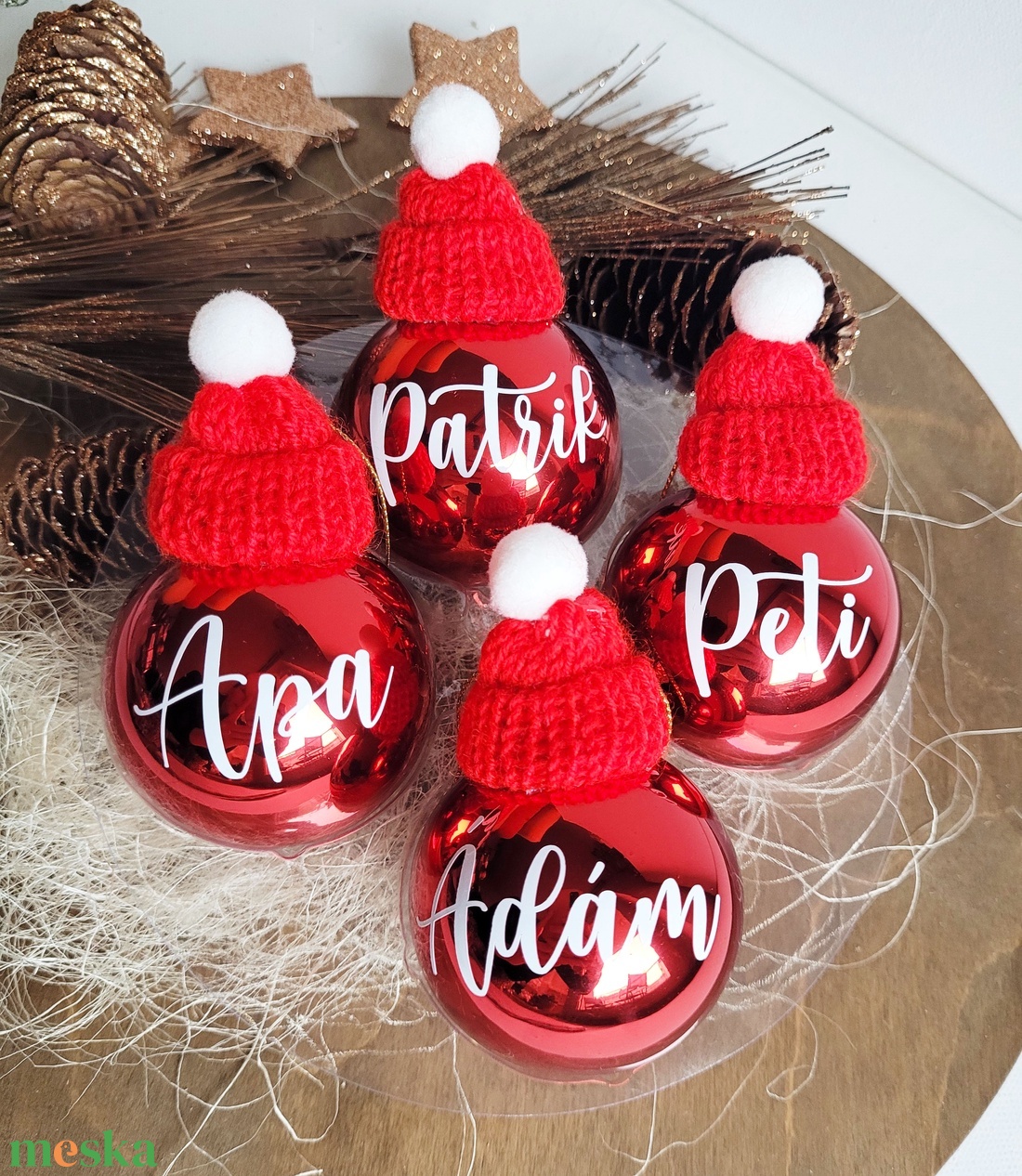 karácsonyi üveg gömb névvel feliratozva, üveg, 6cm, választható gömb, név és kötött mini sapka szín - karácsony - karácsonyi lakásdekoráció - karácsonyfadíszek - Meska.hu