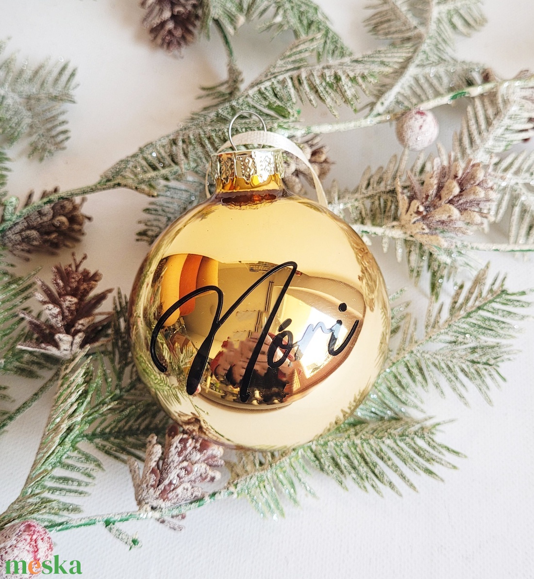 arany karácsonyi üveg gömb névvel feliratozva, névre szóló 7cm - karácsony - karácsonyi lakásdekoráció - karácsonyfadíszek - Meska.hu