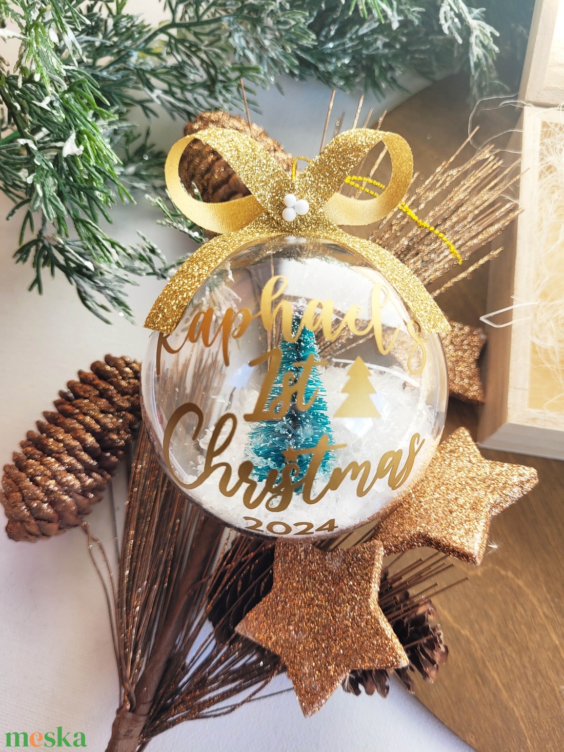 karácsonyi gömb dísz névvel feliratozva, baby 1st Christmas Mini Fenyővel És Műhóval, Választható Felirat És Masni Szín - karácsony - karácsonyi lakásdekoráció - karácsonyfadíszek - Meska.hu